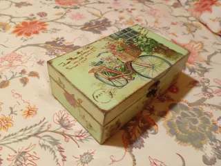 Caja de madera decorada artesanalmente