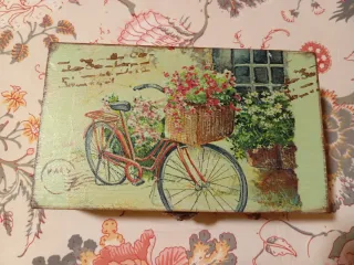 Caja de madera decorada artesanalmente