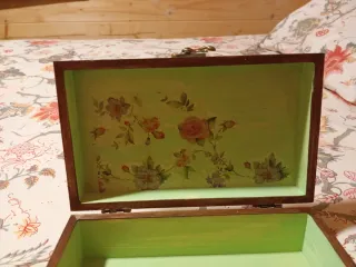 Caja de madera decorada artesanalmente