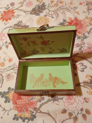 Caja de madera decorada artesanalmente