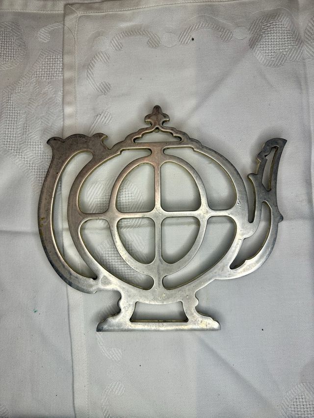 Salvamanteles metálico forma tetera