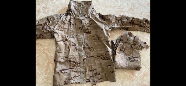 Traje de agua pixelado árido