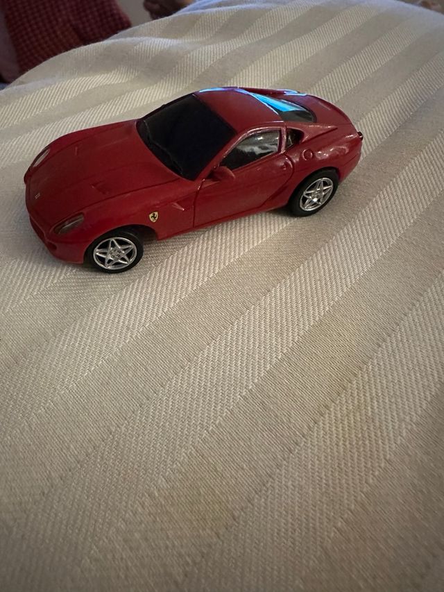 Ferrari de juguete rojo