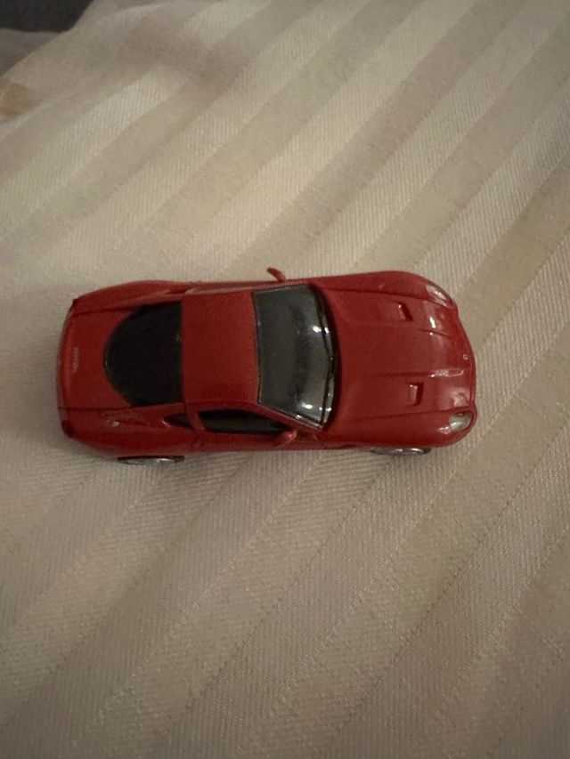 Ferrari de juguete rojo