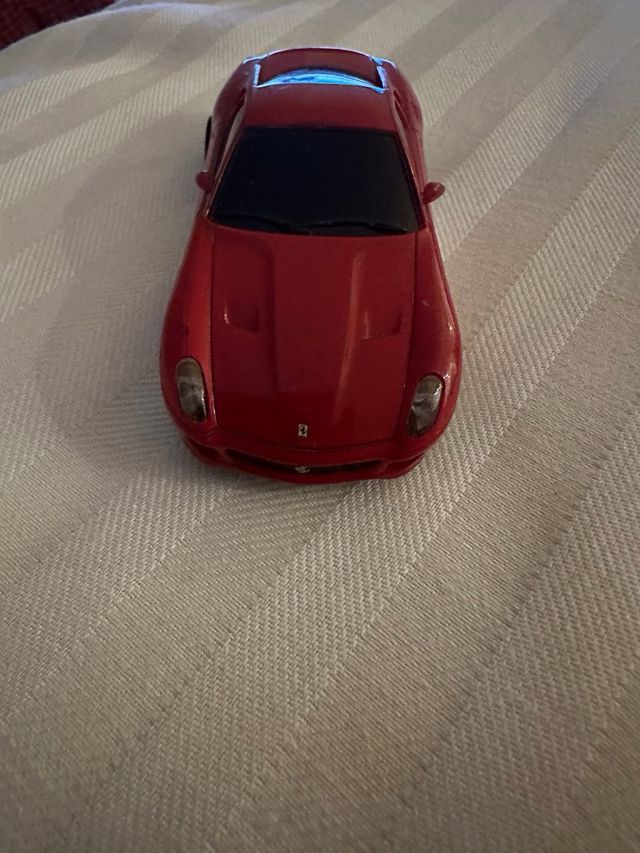 Ferrari de juguete rojo