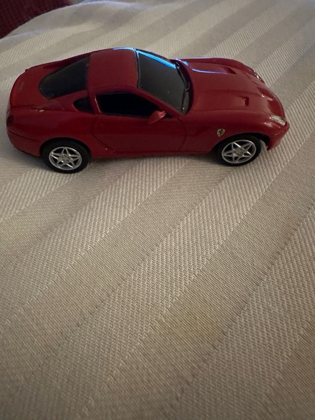 Ferrari de juguete rojo