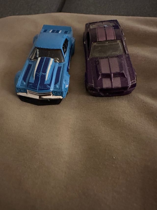 Hot Wheels 2 Coches Azul y Morado