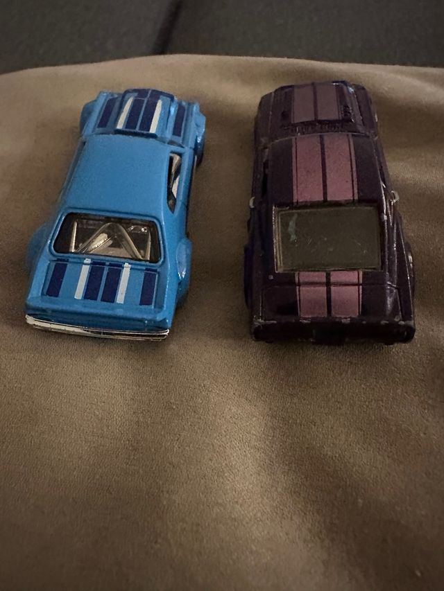 Hot Wheels 2 Coches Azul y Morado