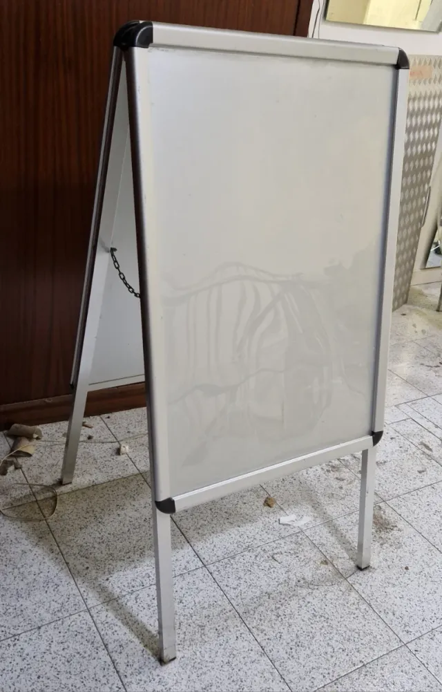 Cartel publicitario tienda o expositor