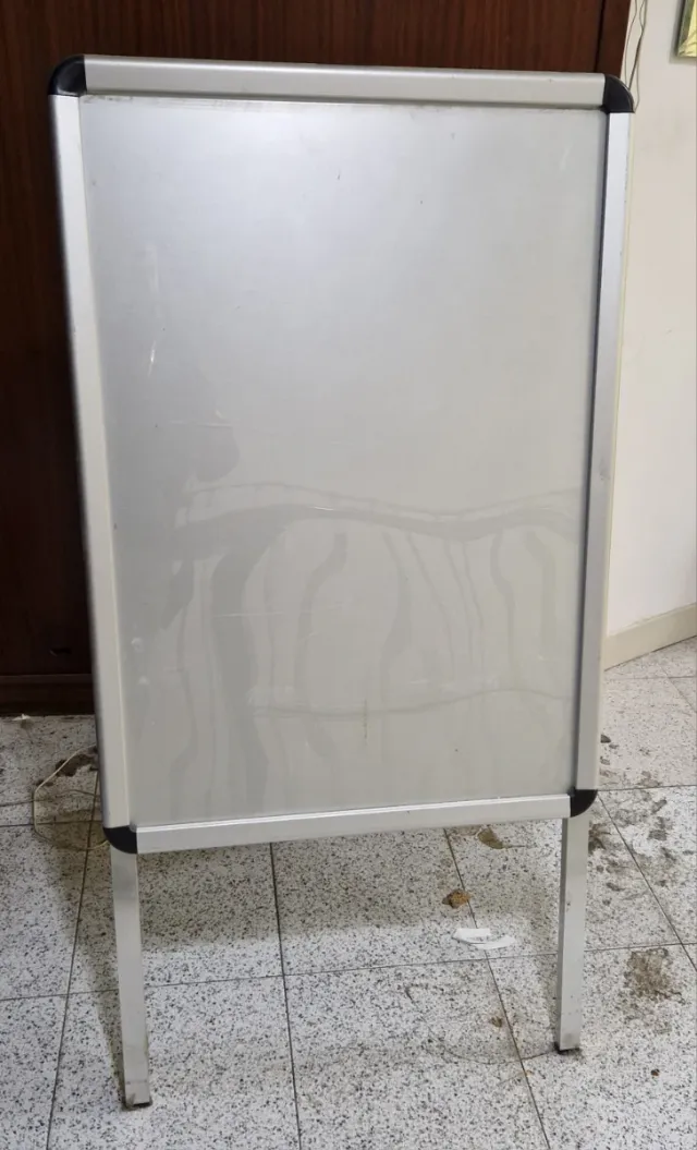 Cartel publicitario tienda o expositor