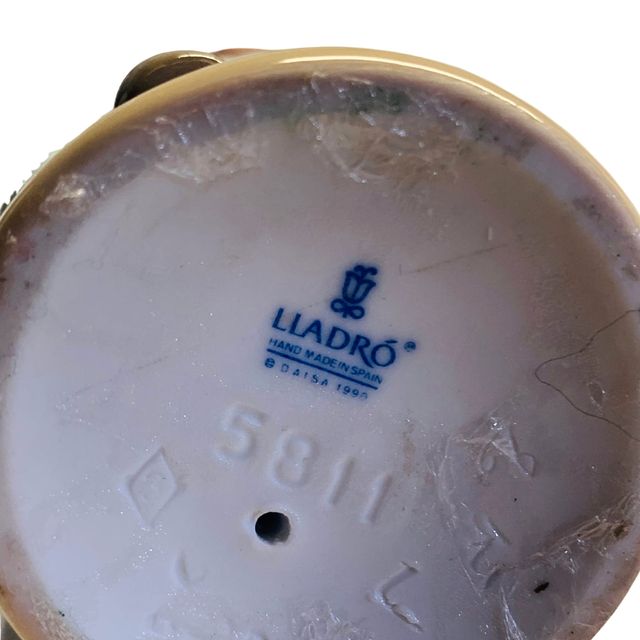 Figura porcelana Lladró. Pequeño Pierrot con globos.