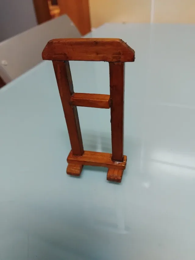 Perchero miniatura casa de muñecas