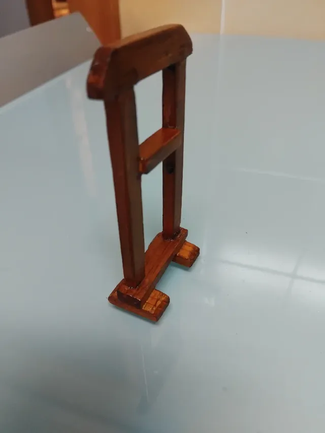 Perchero miniatura casa de muñecas