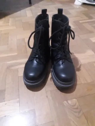 Botas militares negras con cordones