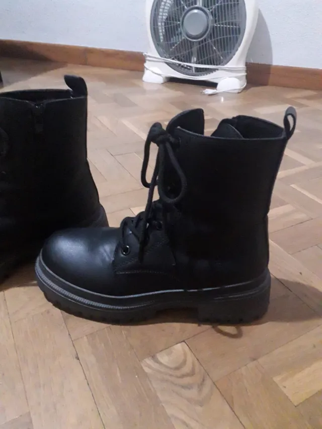 Botas militares negras con cordones