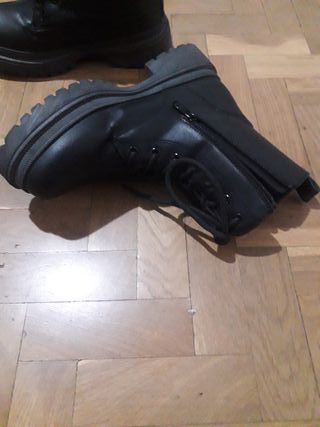 Botas militares negras con cordones