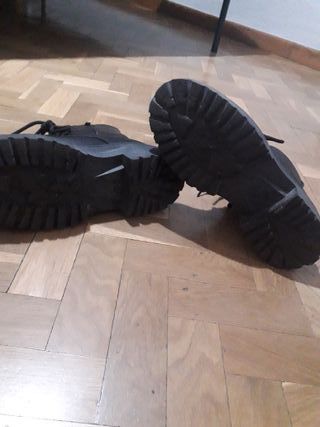 Botas militares negras con cordones