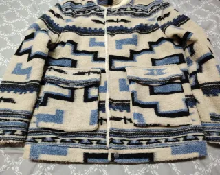 Chaqueta con estampado geométrico de marca Zara.