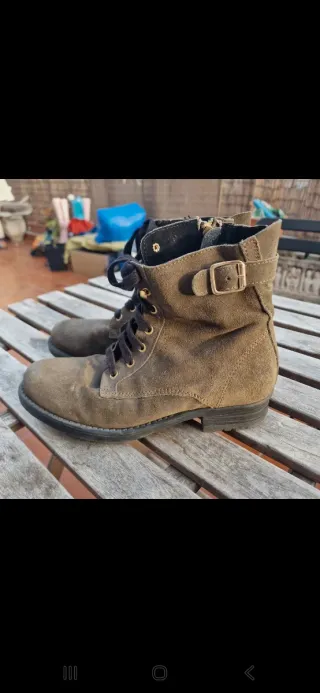 Botines caqui con cordones y hebilla