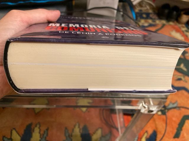 Memoria del comunismo: De Lenin a Podemos; firmado