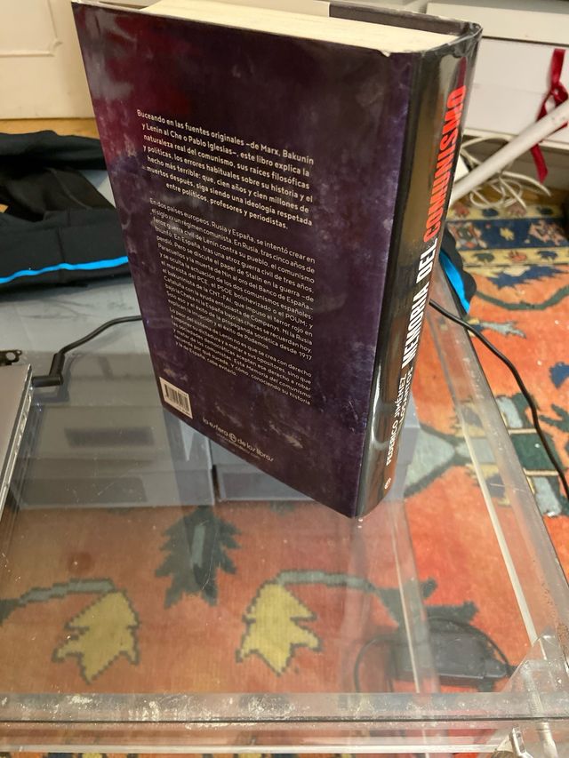 Memoria del comunismo: De Lenin a Podemos; firmado