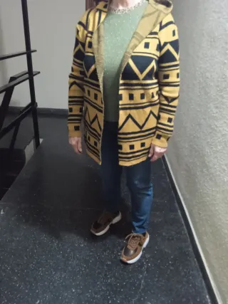 Cárdigan étnico de color negro y amarillo