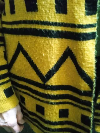 Cárdigan étnico de color negro y amarillo