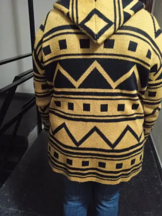 Cárdigan étnico de color negro y amarillo