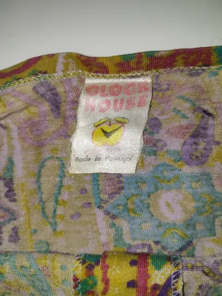 T-shirt verde com padrão paisley e botões