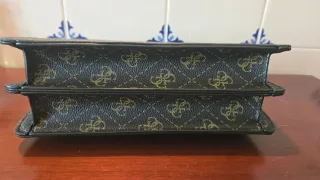 Mala Guess castanha escura e dourada