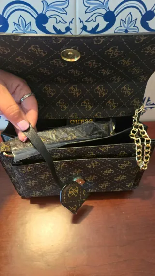 Mala Guess castanha escura e dourada