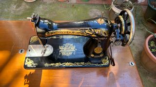 Máquina de coser antigua SINGER