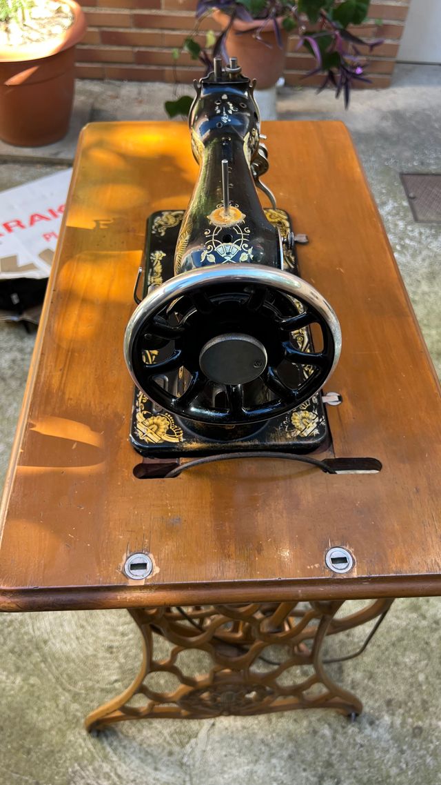 Máquina de coser antigua SINGER