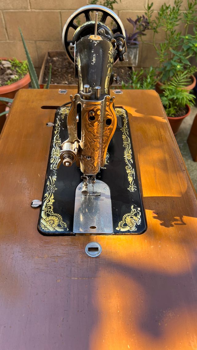 Máquina de coser antigua SINGER