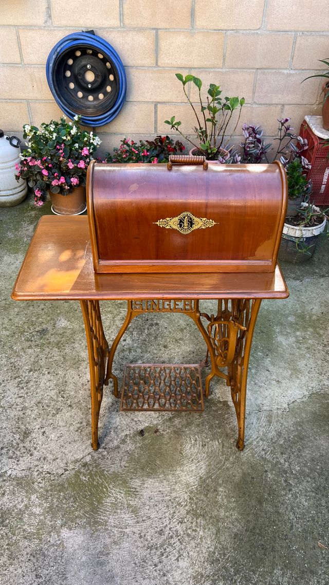 Máquina de coser antigua SINGER