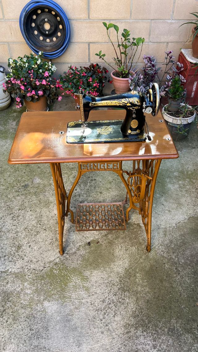 Máquina de coser antigua SINGER