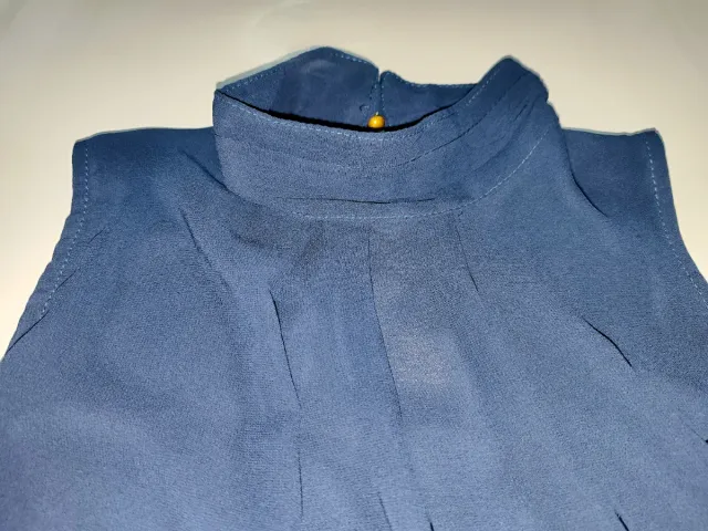 Blusa azul elegante s/manga e gola alta