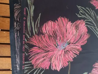 Retalho de Tecido com flores grandes para confecçã