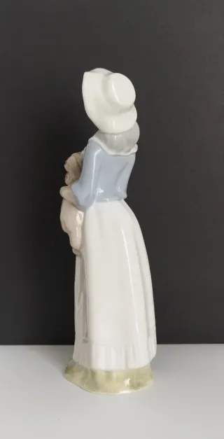 Figura antigua de porcelana TENGRA