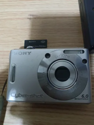 Cámara Sony Cyber-shot W30 6.0 MP + Tarjeta 1GB
