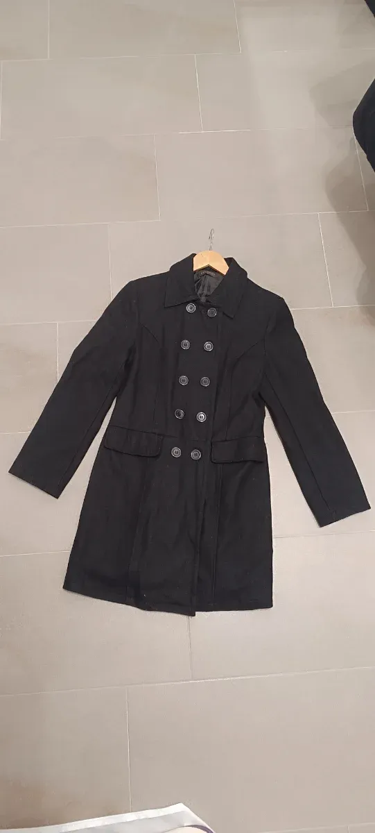 Abrigo negro talla L (48 cm de sisa)