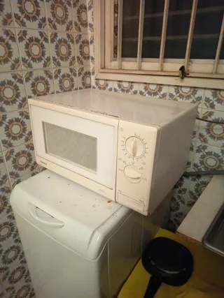 Microondas blanco en Cubelles