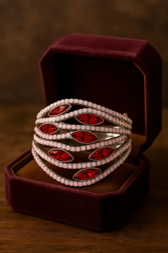 Brazalete con piedras rojas y rosas