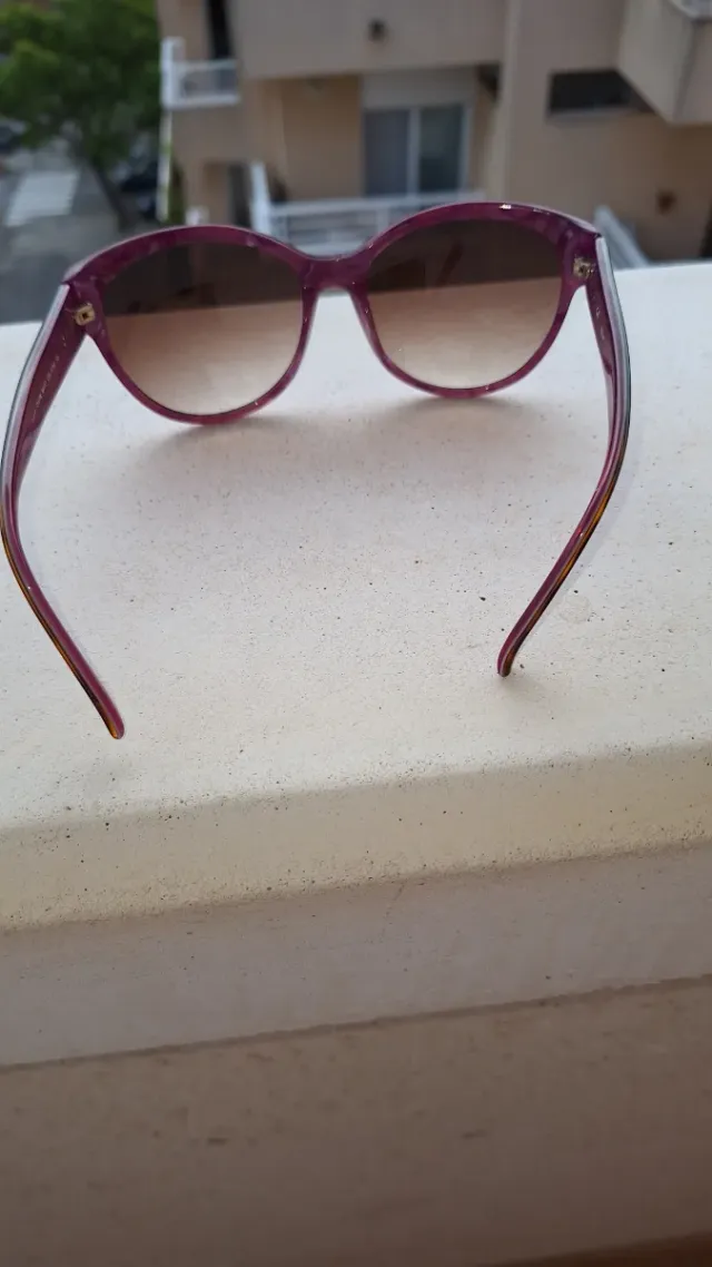 Gafas de sol moradas y marrones