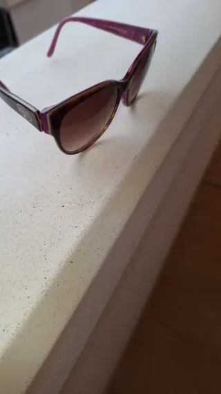 Gafas de sol moradas y marrones