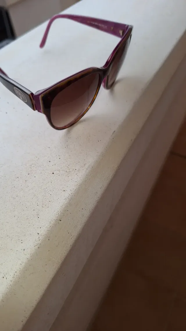 Gafas de sol moradas y marrones