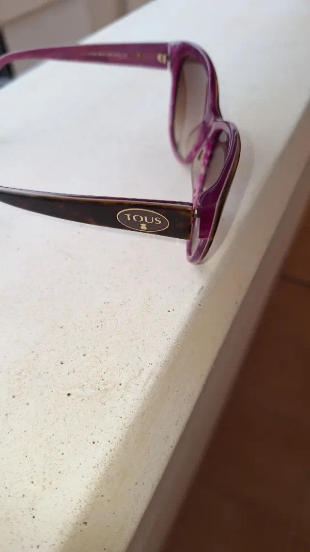 Gafas de sol moradas y marrones