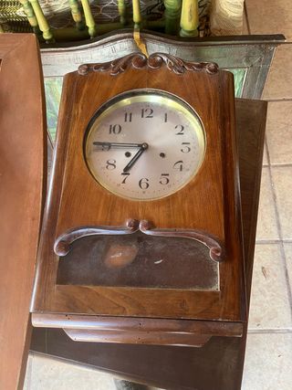 Reloj de madera antiguo