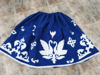 Falda paño azul con picado y encaje