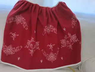 Falda regional roja bordada